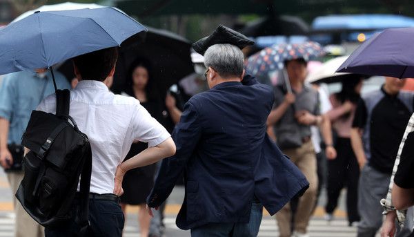 ▲ 서울 종로구 세종대로사거리에서 우산을 준비하지 못한 시민이 발걸음을 재촉하고 있다. 사진=뉴시스