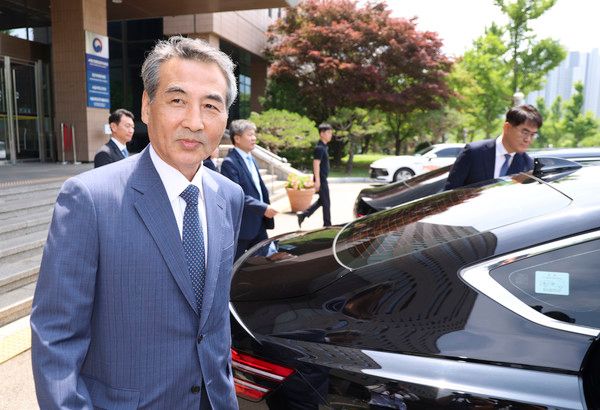 ▲ 윤석열 전 대통령 부인 김건희 여사 관련 의혹을 수사하는 민중기 특별검사가 19일 경기 과천 고위공직자범죄수사처 청사 밖으로 나서고 있다. 사진=뉴시스