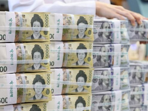 ▲ 서울 중구 하나은행 위변조대응센터에서 직원이 달러화와 원화를 정리하고 있다. 사진=뉴시스