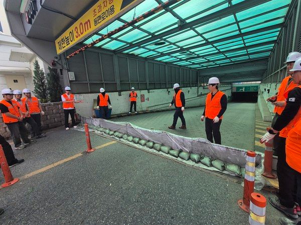 ▲ 서울시농수산식품공사가 지난달 26일 서울교통공사 임직원과 함께 가락몰에서 풍수해 대비 수방훈련을 진행하고 있다. 사진=서울시농수산식품공사