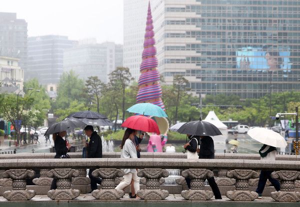 ▲ 서울 청계천 인근에서 우산을 쓴 시민들이 길을 걷고 있다. 사진=뉴시스