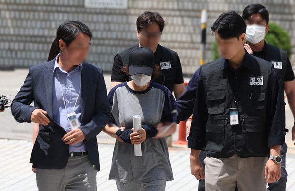 ▲ 21대 대통령 선거 사전 투표 첫날 배우자 명의로 대리투표를 한 선거 사무원 박 모씨가 1일 서울 서초구 서울중앙지법에서 열린 공직선거법 위반 혐의 영장실질심사(구속 전 피의자 심문)에 출석하고 있다. 2025.06.01. 사진=뉴시스