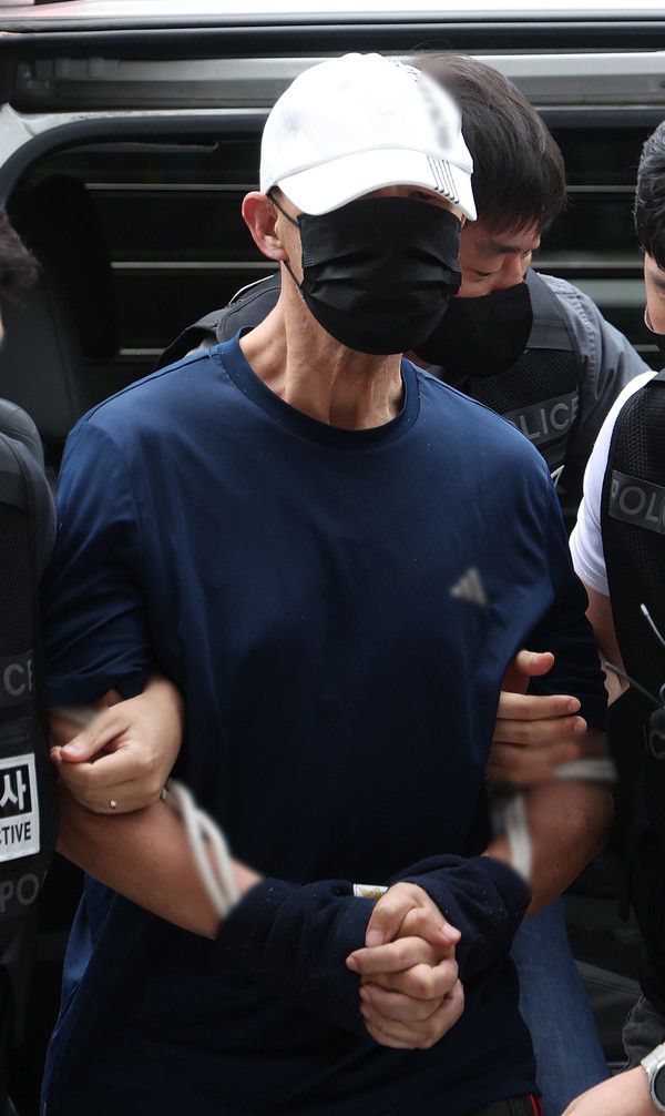 ▲ 서울 지하철 5호선 열차에 불을 지른 60대 남성 원씨가 2일 서울 양천구 서울남부지법에서 열린 현존전차방화치상 혐의 구속 전 피의자심문(영장실질심사)에 출석하고 있다. 사진=뉴시스