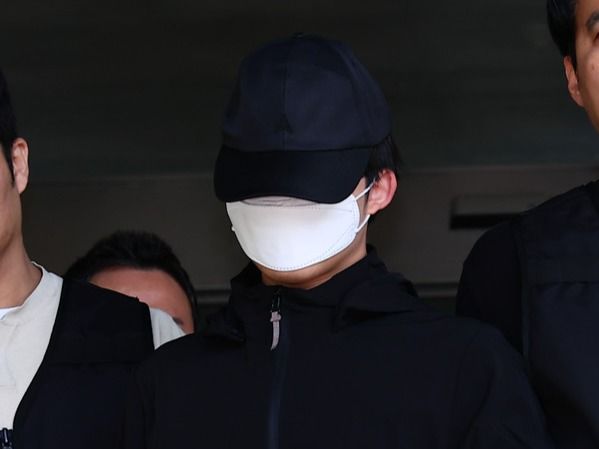 ▲ 강남역 인근에서 여자친구를 흉기로 살해한 의대생 최씨가 지난해 5월 서울 서초구 서초경찰서에서 서울중앙지검으로 송치되고 있다. 사진=뉴시스