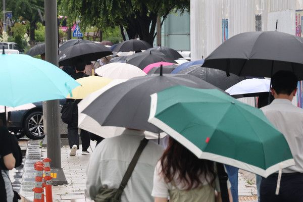 ▲ 서울 종로구청 인근에서 시민들이 우산을 쓰고 출근하고 있다. 사진=뉴시스