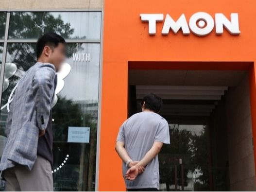 ▲ 24일 오전 서울 강남구 티몬 사옥 앞에서 대금 정산 지연 피해를 호소하는 구매자와 판매자가 인기척을 확인하며 서성이고 있다. 뉴시스