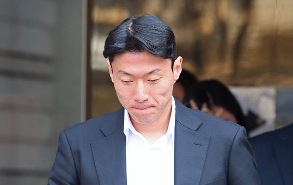 ▲ 축구선수 황의조가 14일 오후 서울 서초구 서울중앙지방법원에서 열린 불법촬영 등 혐의 1심 선고 공판을 마치고 이동하고 있다. 황의조는 이날 징역 1년에 집행유예 2년을 선고 받았다. 2025.02.14. 사진=뉴시스