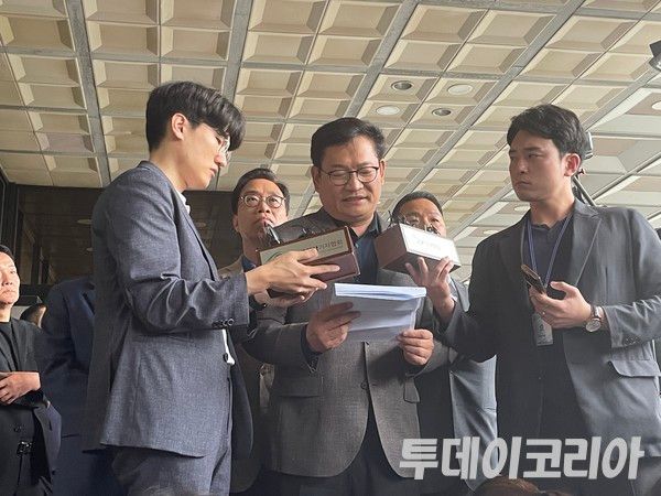▲ 지난 2023년 6월 송영길 전 더불어민주당 대표가 서울중앙지방검찰청에 자진 출두해 조사 요구를 거부당하자 준비해 온 입장문을 읽고 있다. 사진=투데이코리아