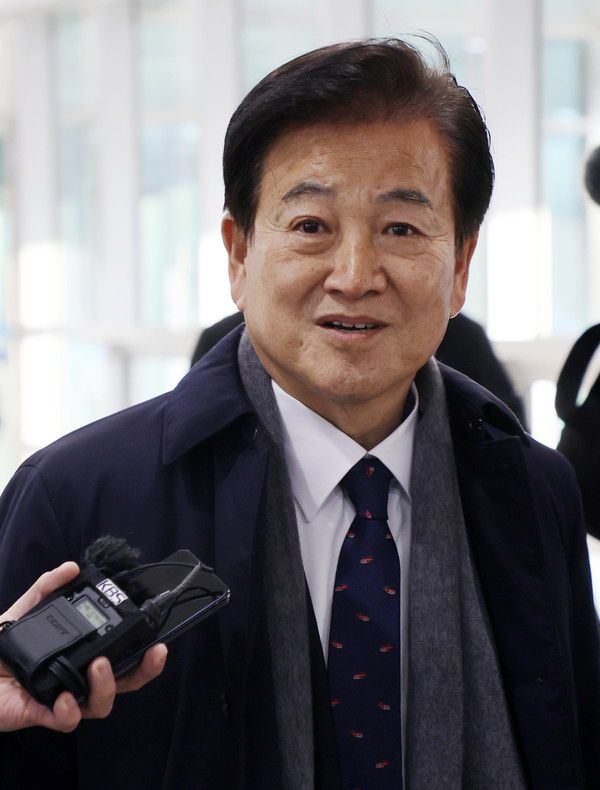 ▲ 공직선거법 위반 협의로 기소된 더불어민주당 정동영(전시주병) 의원이 15일 전북 전주시 전주지방법원에서 재판을 받기 위해 법정으로 향하고 있다. (전북사진기자단 공동취재) 2025.01.15. 사진=뉴시스