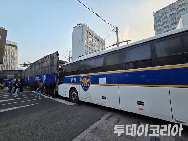 ▲ 윤석열 전 대통령의 파면이 선고되던 지난 4월 4일 헌법재판소 인근에 경찰버스가 세워져 있다. 사진=투데이코리아