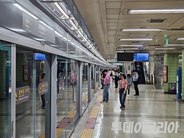 ▲ 6호선 효창공원역 승강장 안에서 시민들이 지하철을 기다리고 있다. 사진=투데이코리아