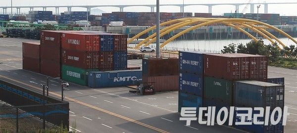 ▲ 인천 중구 부둣가에 수출 대기 중인 컨테이너가 가득 쌓여있다. 사진=투데이코리아