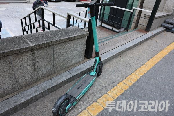 ▲ 서울 시내 전동 킥보드가 놓여 있다. 사진=투데이코리아