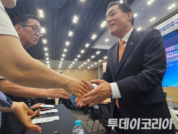 ▲ 이재준 수원특례시장이 25일 수원시청 중회의실에서 참석자와 인사를 나누고 있다. 사진=투데이코리아