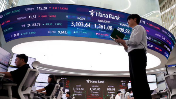 ▲ 하나은행 딜링룸에서 딜러들이 업무를 보고 있다. 사진=뉴시스