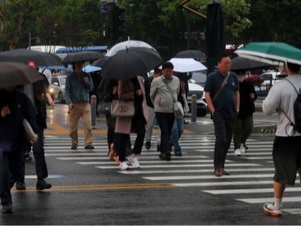 ▲ 서울 종로구 광화문 네거리에 우산을 쓴 시민들이 발걸음을 재촉하고 있다. 사진=뉴시스