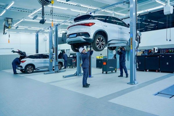 ▲ BYD 전문 테크니션이 BYD 아토 3 모델을 점검하고 있다. 사진=BYD코리아