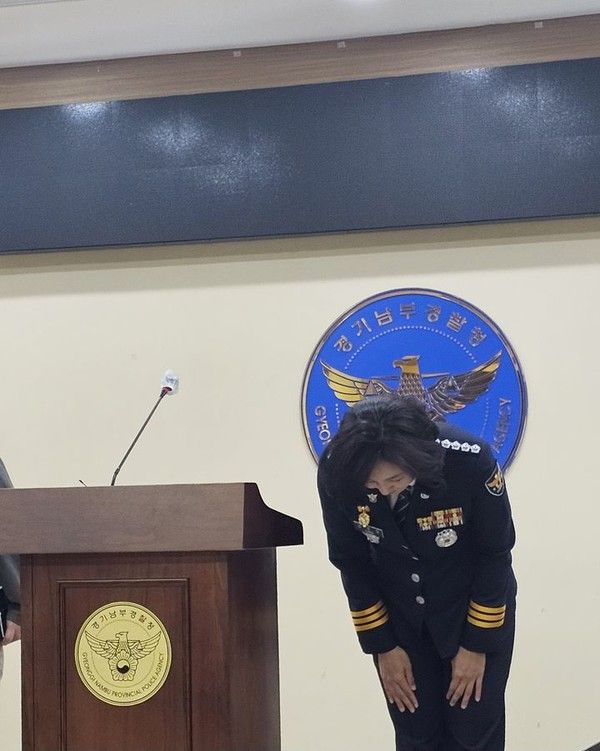 ▲ 난달 28일 강은미 화성동탄경찰서장이 경기남부경찰청에서 같은 달 12일 벌어진 납치, 살인사건에 대해 사과하고 있다. 사진=뉴시스