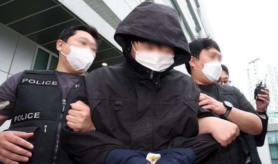 ▲ 초등학교 여학생에게 사진을 요구하고 거절당하자 살해하겠다며 인터넷에 협박글을 게시한 혐의로 구속된 20대 남성 A 씨가 26일 서울 중랑경찰서에서 검찰로 송치되고 있다. 사진=뉴시스