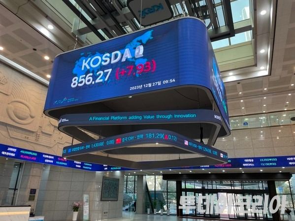 ▲ 본 기사와 직접적 연관이 없는 자료 사진. 한국거래소(KRX) 1층 로비의 전광판. 사진=투데이코리아