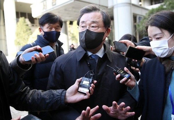 ▲ 세월호 특조위 활동 방해’ 혐의로 재판에 넘겨진 이병기 전 청와대 비서실장이 1일 오후 서울 서초구 서울중앙지방법원에서 열린 1심 선고 공판에서 무죄를 선고 받고 법원을 나서고 있다. 2023.02.01. 사진=뉴시스