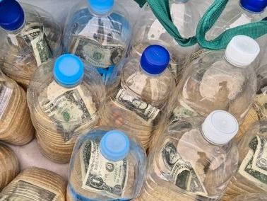 ▲ 지난 7월22일 오전 탈북민단체인 '큰샘'이 인천 강화군 일대에서 쌀과 미화 1달러, USB 등이 담긴 생수통을 북한으로 흘려 보냈다. 사진=큰샘