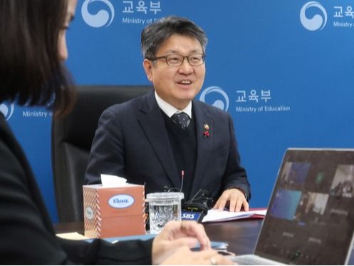 ▲ 오석환 교육부 차관이 8일 서울 영등포구 여의도 한국교육시설안전원에서 열린 ‘2025학년도 등록금 관련 거점국립대학총장 협의회’ 영상회의에서 모두발언을 하고 있다. 사진=뉴시스