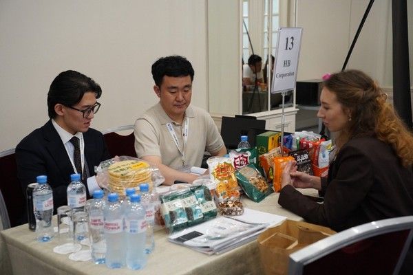 ▲ 한국농수산식품유통공사가 26일(현지시간) 러시아 모스크바에서 ‘모스크바 한국식품 B2B 수출상담회’를 진행하고 있다. 사진=한국농수산식품유통공사