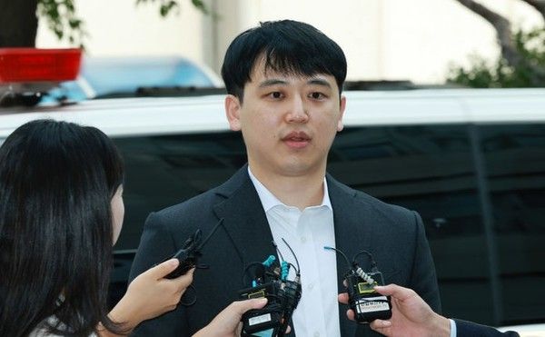 ▲ 한성존 서울아산병원 전공의 대표가 지난해 9월 서울 마포구 서울경찰청 광역수사단에서 대한의사협회 전현직 간부들의 전공의 집단 사직 교사 혐의 관련 참고인 신분으로 조사를 받기 위해 출석하며 발언하고 있다. 사진=뉴시스