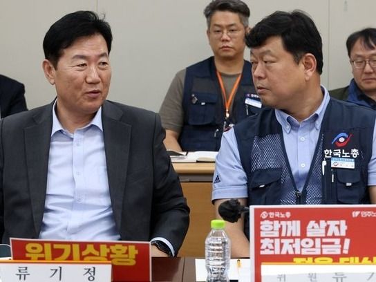 ▲ 류기정 사용자 위원과 류기섭 근로자 위원이 19일 세종시 정부세종청사에서 열린 최저임금위원회 제6차 전원회의에서 대화하고 있다. 사진=뉴시스