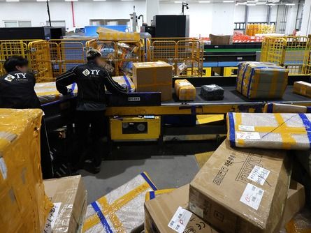 ▲ 지난 14일 인천 연수구 인천본부세관 통합검사센터 해상특송물류센터에서 작업자들이 직구 물품 통관 작업을 하고 있다. 사진=뉴시스