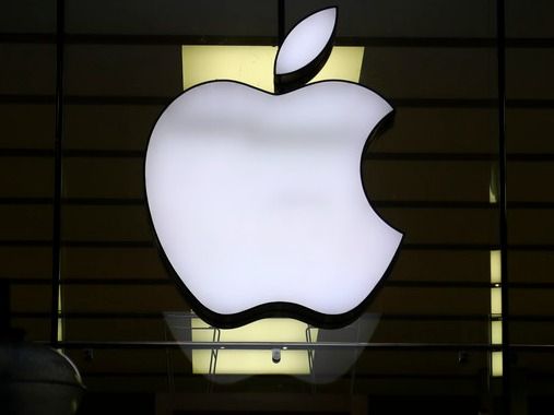 ▲ 독일 뮌헨 도심의 한 매장에서 애플 로고가 조명되고 있다. 사진=뉴시스