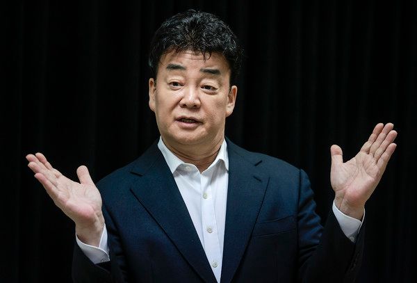 ▲ 백종원 더본코리아 대표가 지난 3월 28일 서울 서초구의 한 회의공간에서 열린 더본코리아 주주총회에서 취재진의 질문에 답하고 있다. 사진=뉴시스