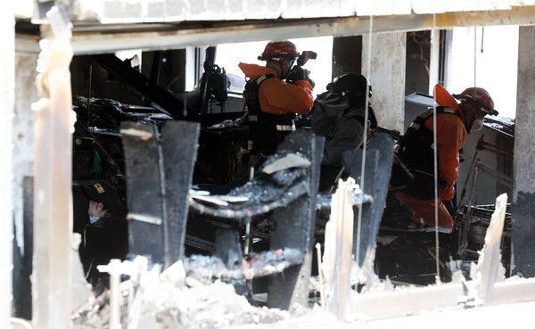 ▲ 3일 원인 미상의 화재가 발생한 서울 중구 신당동의 한 봉제공장에서 소방 및 경찰이 현장 감식을 하고 있다. 사진=뉴시스