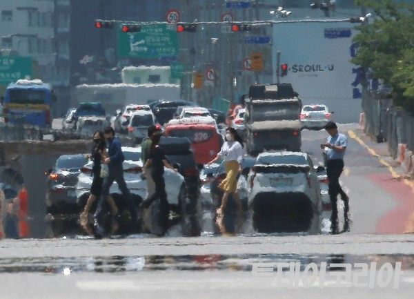 ▲ 서울 시내에서 시민들이 발걸음을 옮기고 있다. 사진=투데이코리아