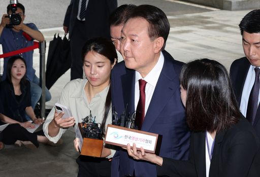 ▲&nbsp; 윤석열 전 대통령이 28일 오전 대면 조사를 받기 위해 서울 서초구 서울고검에 마련된 내란특검 사무실로 출석하고 있다. 사진=뉴시스