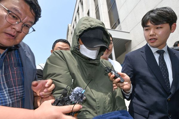 ▲ 아내와 두 아들을 태운 차량을 몰고 바다로 돌진, 살해한 40대 남성 A씨가 4일 오전 광주 동구 광주지법에서 열린 구속 전 피의자 신문(영장실질심사)을 마친 뒤 법원을 빠져나오고 있다. 사진=뉴시스