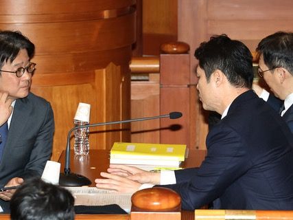 ▲이창수(왼쪽부터) 서울중앙지검장, 최재훈 반부패수사2부장검사, 조상원 4차장검사가 지난달 24일 오후 서울 종로구 헌법재판소 대심판정에서 열린 탄핵심판 2차 변론기일에서 대화를 나누고 있다. 사진=뉴시스