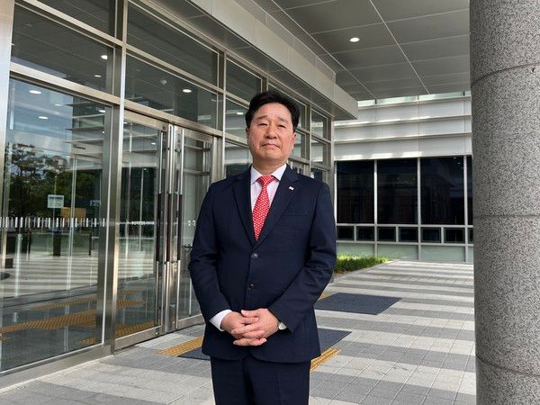 ▲ 김형찬 부산 강서구청장이 5일 오후 부산 강서구 부산지법 서부지원 앞에서 재판 관련 입장을 밝히고 있다. 2025.06.05. 사진=뉴시스