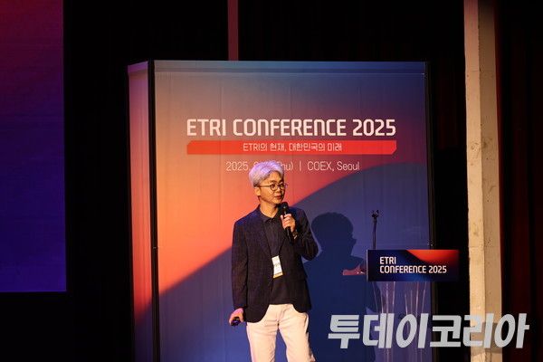 ▲ 5일 진행된 'ETRI 컨퍼런스 2025'에서 권오욱 지능정보연구본부장이 '에이전틱 AI' 관련 설명을 하고 있다. 사진=투데이코리아