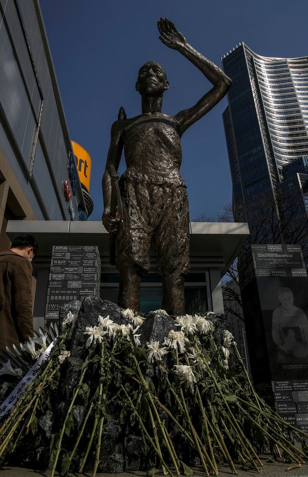 ▲ 용산구 용산역광장에 강제징용노동자상이 세워져 있다. 사진=뉴시스