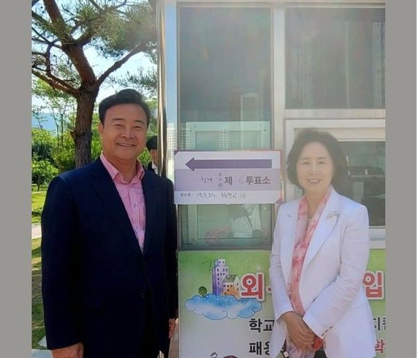 ▲ 김성제 의왕시장이 배우자와 함께 양재2동주민센터에 마련된 제1투표소를 찾아 한 표를 행사했다. 사진=서초구