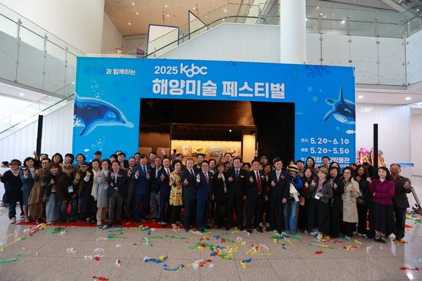 ▲ 한국해양진흥공사가 ‘2025 KOBC 해양미술 페스티벌’에 참여한 작가들과 기념사진을 촬영하고 있다. 사진=한국해양진흥공사