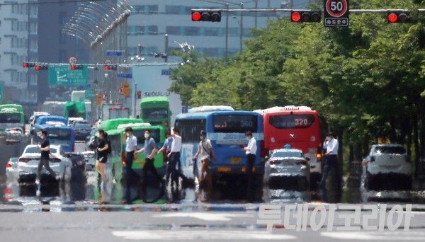 ▲ 서울 시내에서 시민들이 발걸음을 옮기고 있다. 사진=투데이코리아