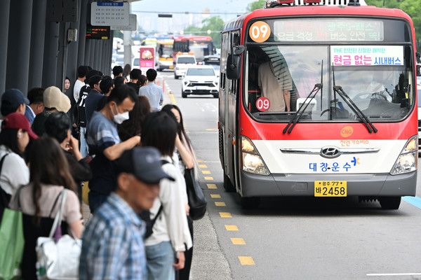 ▲ 9일 오전 광주 서구 유·스퀘어광주종합버스터미널 버스정류장에서 시민들이 만원 버스를 기다리고 있다. 사진=뉴시스