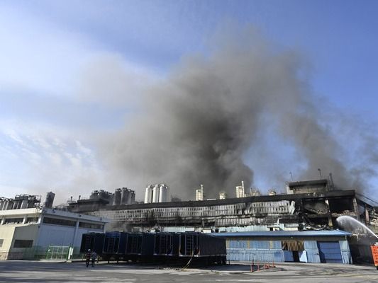 ▲ 18일 오전 광주 광산구 소촌동 금호타이어 광주공장 화재 현장에서 소방 당국이 2일째 진화 작업을 벌이고 있다. 사진=뉴시스