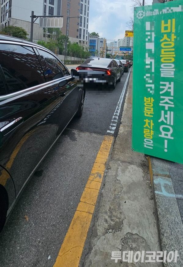 ▲ 성남시 고등동 공공주택지구 인근에 자리잡은 A약국 인근 도로에 방문객들의 차량이 줄을 서 있다.. 사진=투데이코리아