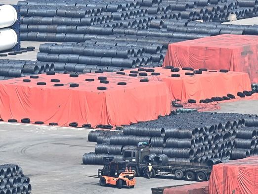 ▲ 지난 1일 경기 평택시 포승읍 평택항 수출 야적장에 철강 제품이 쌓여 있다. 사진=뉴시스