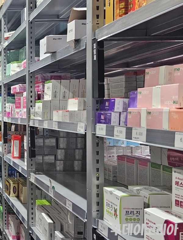 ▲ 성남시 고등동 토끼마당삼거리 공공주택지구 인근에 자리잡은 A약국 내부에 약들이 진열되어 있는 모습. 사진=투데이코리아&nbsp;