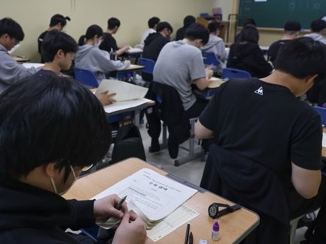 ▲ 2024학년도 대학수학능력시험 6월 모의평가가 열린 1일 오전 서울 양천구 목동 종로학원에서 수험생들이 문제를 풀고 있다. 사진=뉴시스